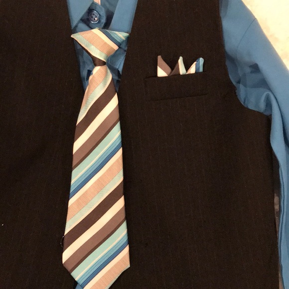 Clip tie and black vest - Picture 3 of 3